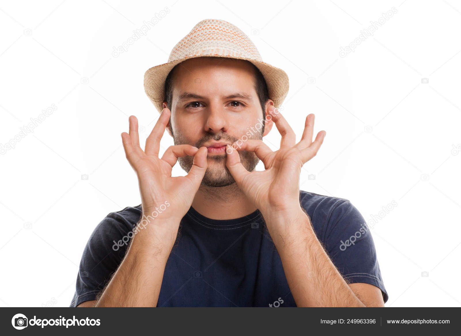 Homme Joyeux Avec Chapeau Paille Donnant Une Recommandation Avec Ses Photographie Teamdaf C