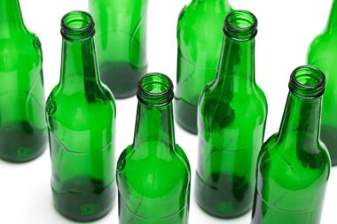 Beyaz arka plan üzerinde boş yeşil şişe