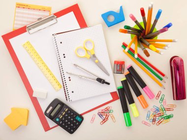 hesap makinesi ve tablodaki boya kalemleri, üst görünüm 