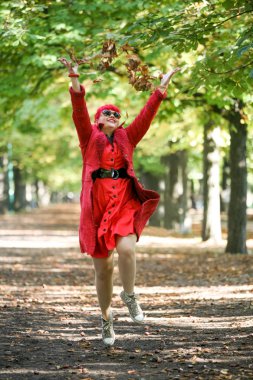 Kırmızı elbiseli güzel kadın. 