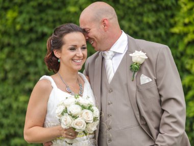 Mutlu gelin ve damat onların düğün gününde