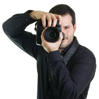 Beyaz arka planda izole kamera ile erkek fotoğrafçı