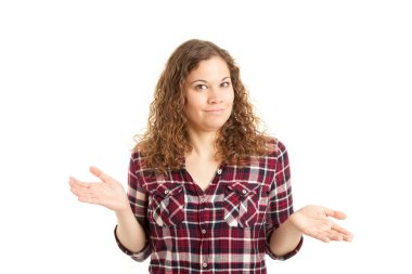 Studio poz kıvırcık saçlı genç kadın.