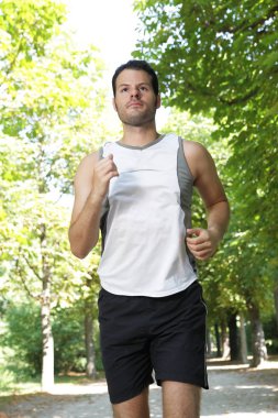 Parktaki genç adam.