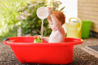 Çocuk vakit geçirmek ve gündüz leri parkta eğlenmek