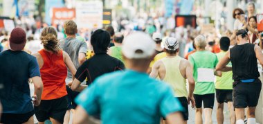 Maraton koşusu, profesyonel ve amatör koşucular birlikte.