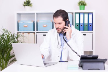 Erkek doktor bir klinik çalışma