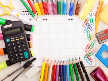 hesap makinesi ve tablodaki boya kalemleri, üst görünüm 