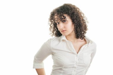 Beyaz arka plan üzerinde poz kıvırcık saçlı genç kadın
