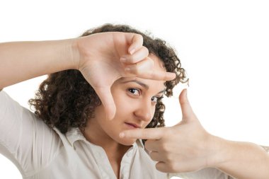 Beyaz arka planda genç bir kadın