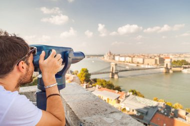 şehirde bir kamera ile genç adam