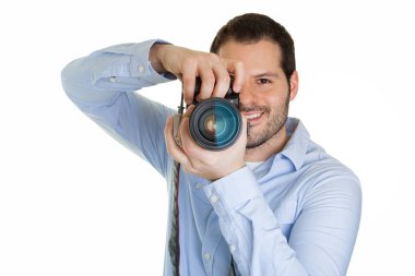 Beyaz arka planda izole kamera ile erkek fotoğrafçı