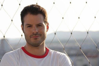 Parktaki genç adam.