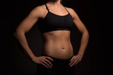 Sportif kadın bir stüdyoda poz