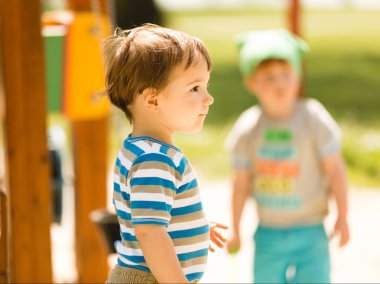Çocuklar zaman geçirmek ve gündüz leri parkta eğlenmek