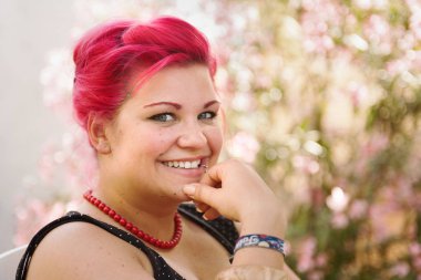 Kadınlar gündüz vakti parkta vakit geçirip eğleniyorlar.