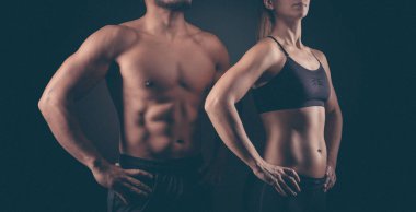 Mükemmel şekillendirilmiş kadın ve erkek üst kurumlar. Fitness, egzersiz ve eğitim kavramı