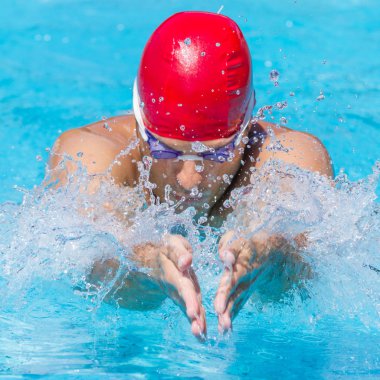 adam bir yüzme havuzunda Yüzme