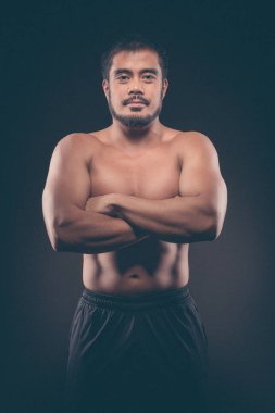 Koyu arka plan üzerinde sportif delikanlı