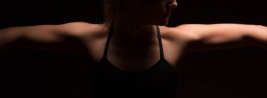 Sportif kadın bir stüdyoda poz