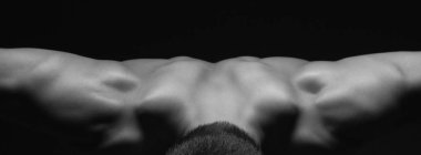 Koyu arka plan üzerinde mükemmel rakam ile güçlü genç adam