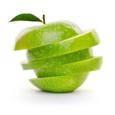 Beyaz arkaplanda dilimlenmiş elma