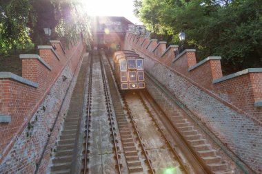 duvarlarla çevrili tren rayları 