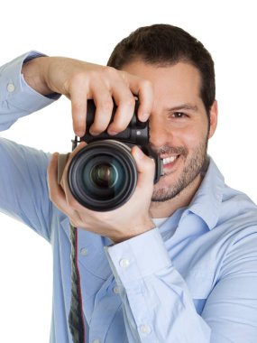Beyaz arka planda izole kamera ile erkek fotoğrafçı
