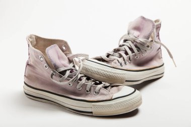 Beyaz arka plan üzerinde izole eski kirli spor ayakkabı 