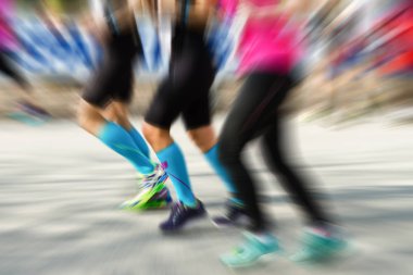 Maraton koşmak dinamik yakınlaştırma patlama etkisi ile. Profesyonel ve amatör koşucular birlikte.