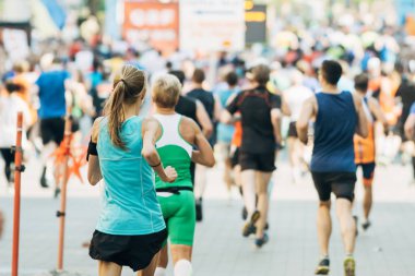 Maraton koşusu, profesyonel ve amatör koşucular birlikte.