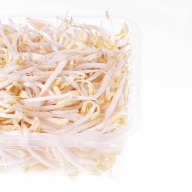 Beyaz bir kapta makarna