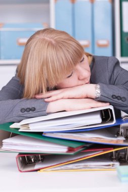 Stresli kadın ofiste. Tükenmişlik ve aşırı iş yükü iş durumlarda için kavram.