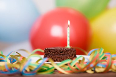 Doğum günü pastasında mum 