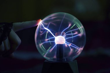 koyu arka plan üzerinde ışık elektrik ampul