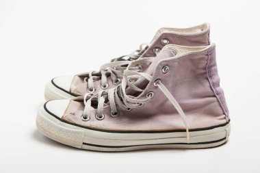 Beyaz arka plan üzerinde izole eski kirli spor ayakkabı 