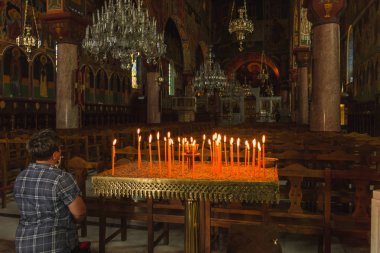 kilise de insanlar kapalı