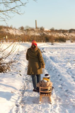 kızak üzerinde anne ve oğlu