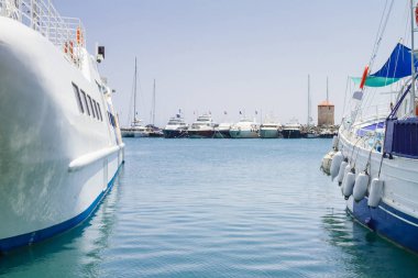 Tekne ve gemi denizde.