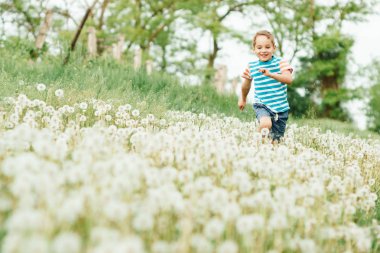 Parktaki küçük çocuk.