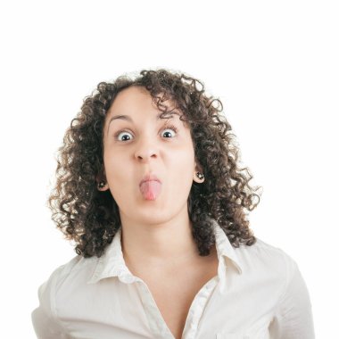 Genç kadın dilini beyaz arka plan üzerinde gösterilen