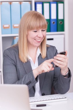 Cep telefonu kullanan iş kadını 