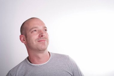 Açık arka planda kalın adam portresi