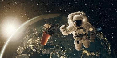 dünya karşı uzayda astronot 