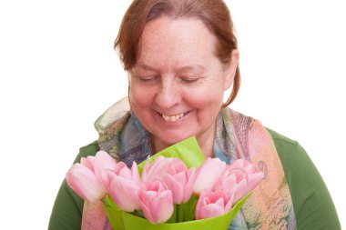 Olgun kadın parlak Lale buketi ile 