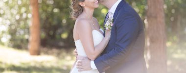 Mutlu gelin ve damat onların düğün gününde