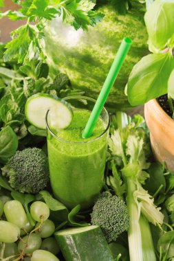 Çeşitli yeşil meyve ve sebzeler