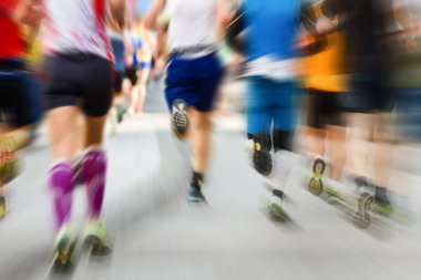 Maraton koşmak dinamik yakınlaştırma patlama etkisi ile. Profesyonel ve amatör koşucular birlikte.