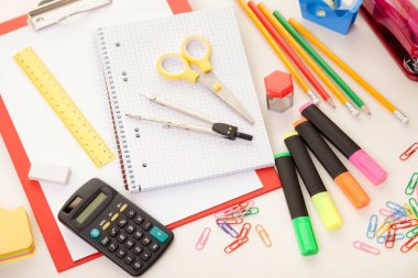 hesap makinesi ve tablodaki boya kalemleri, üst görünüm 