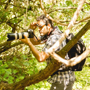 Gündüz parkta kameralı adam